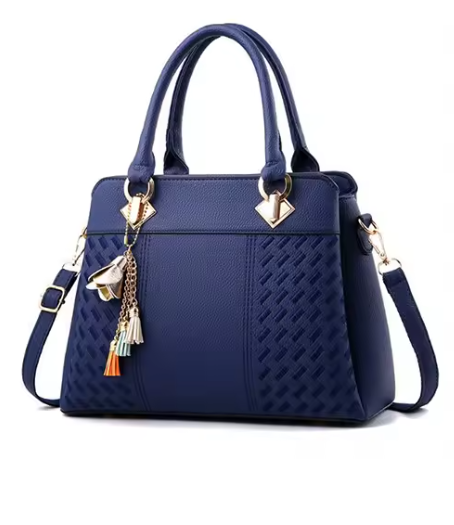 Monograma | Bolso Satchel Negro con Textura Geométrica y Detalles Dorados