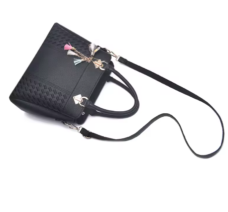 Monograma | Bolso Satchel Negro con Textura Geométrica y Detalles Dorados