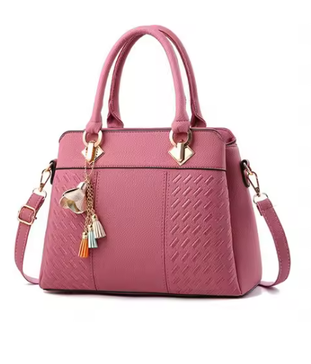 Monograma | Bolso Satchel Negro con Textura Geométrica y Detalles Dorados