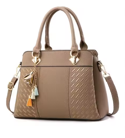 Monograma | Bolso Satchel Negro con Textura Geométrica y Detalles Dorados