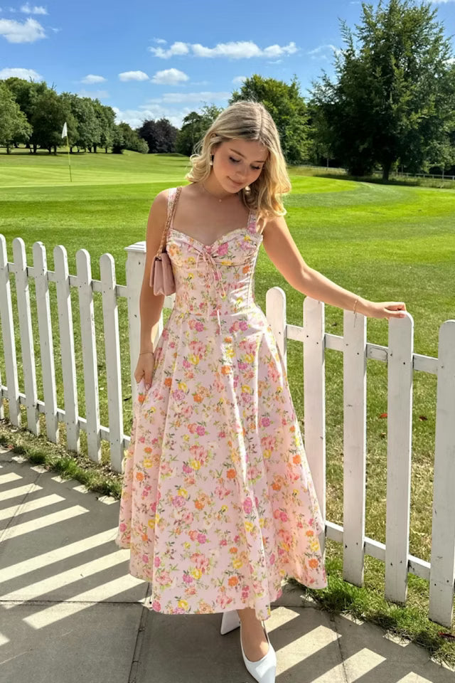 Vestido de Verano Floral con Corsé: Romanticismo y Vuelo de Ensueño