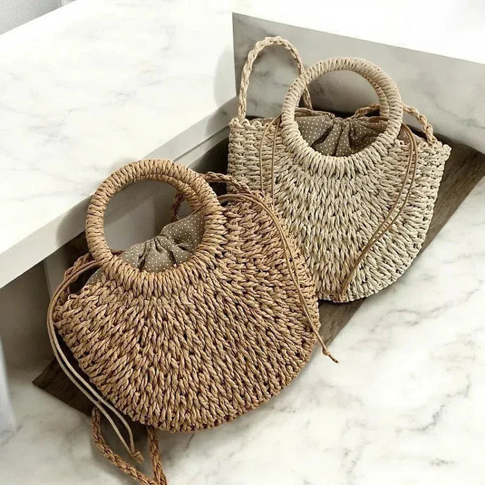 Bolso de Mimbre "Media Luna": Tu Accesorio Imprescindible del Verano