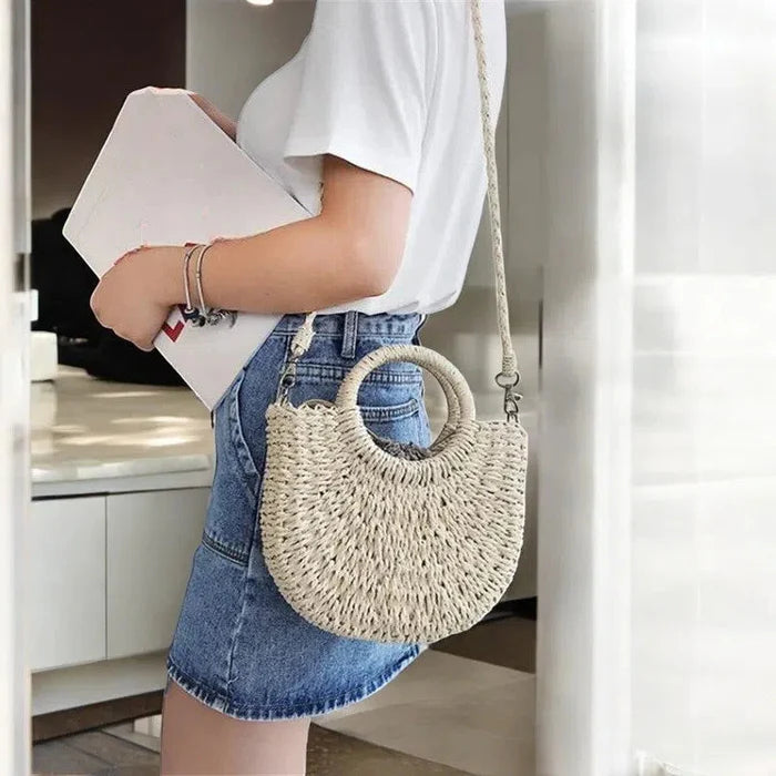 Bolso de Mimbre "Media Luna": Tu Accesorio Imprescindible del Verano