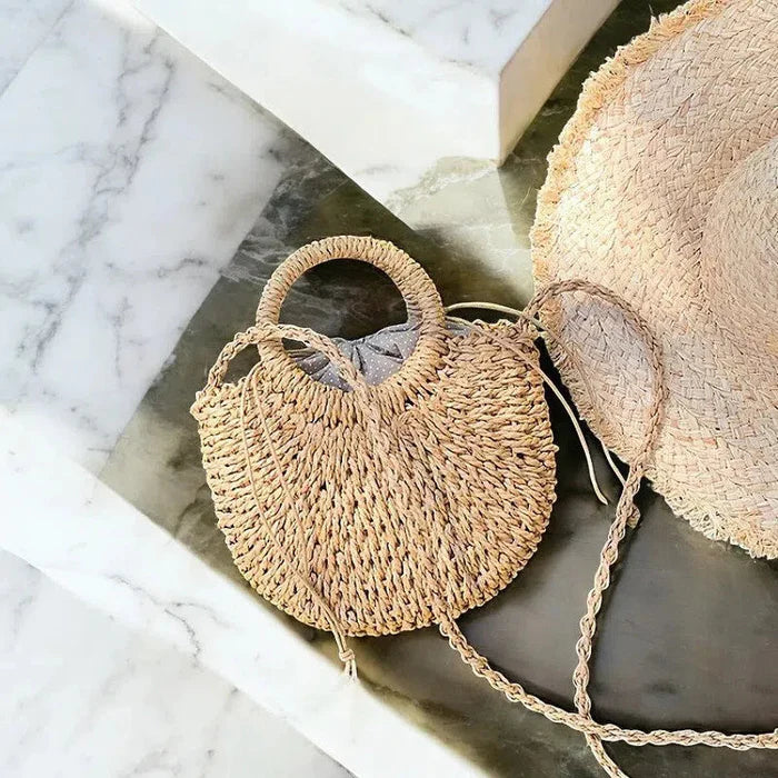Bolso de Mimbre "Media Luna": Tu Accesorio Imprescindible del Verano
