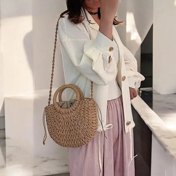 Bolso de Mimbre "Media Luna": Tu Accesorio Imprescindible del Verano