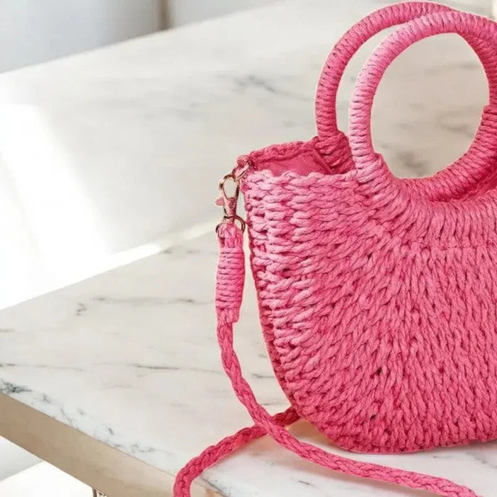 Bolso de Mimbre "Media Luna": Tu Accesorio Imprescindible del Verano