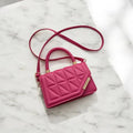 Bolso Mini Tote Acolchado Fucsia: Elegancia y Color en Formato Compacto