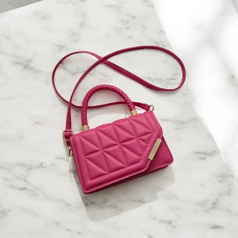 Bolso Mini Tote Acolchado Fucsia: Elegancia y Color en Formato Compacto