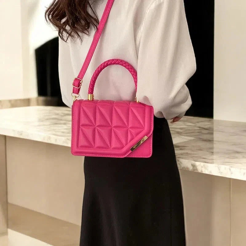 Bolso Mini Tote Acolchado Fucsia: Elegancia y Color en Formato Compacto