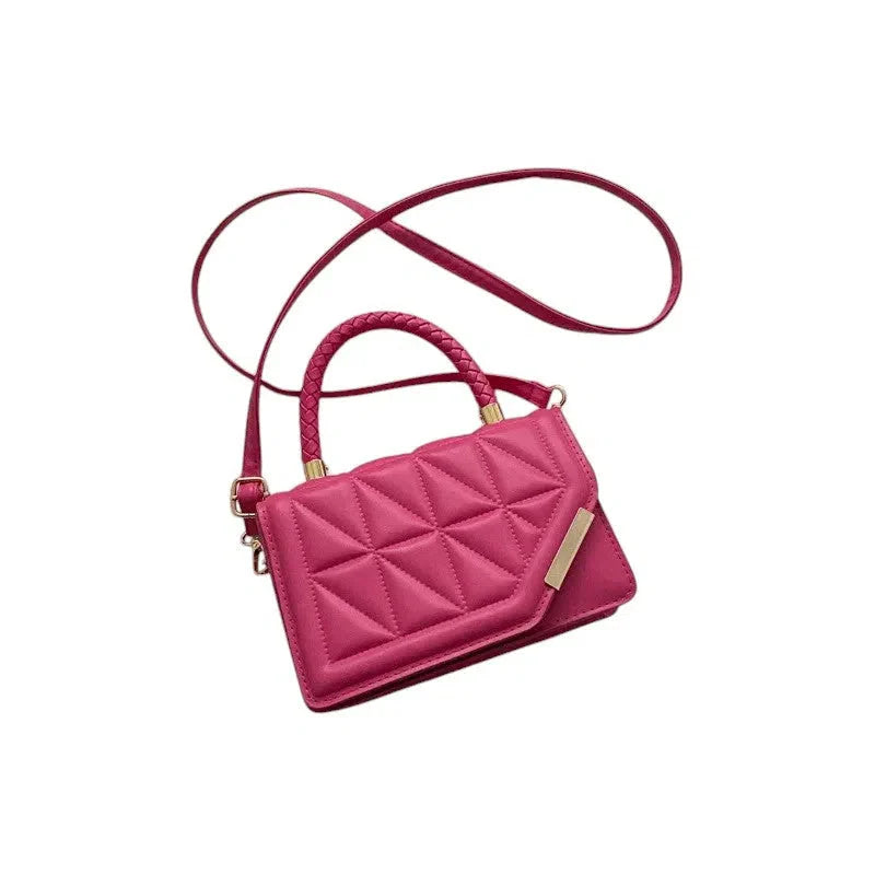 Bolso Mini Tote Acolchado Fucsia: Elegancia y Color en Formato Compacto
