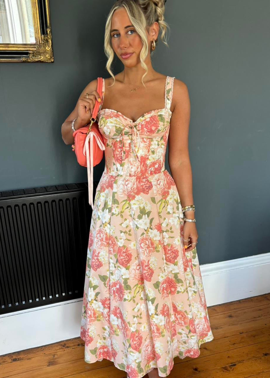 Vestido de Verano Floral con Corsé: Romanticismo y Vuelo de Ensueño