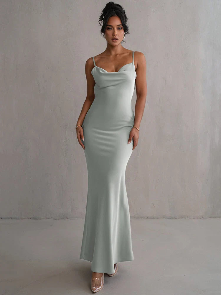 Vestido de Satén con Espalda Descubierta y Detalles Florales: Pura Sofisticación