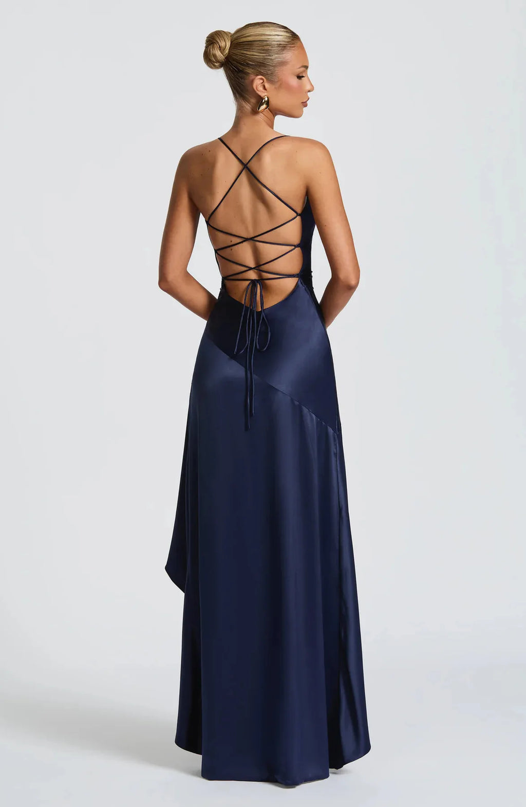 Vestido Asimétrico Efecto Satén con Espalda Descubierta: Elegancia Moderna