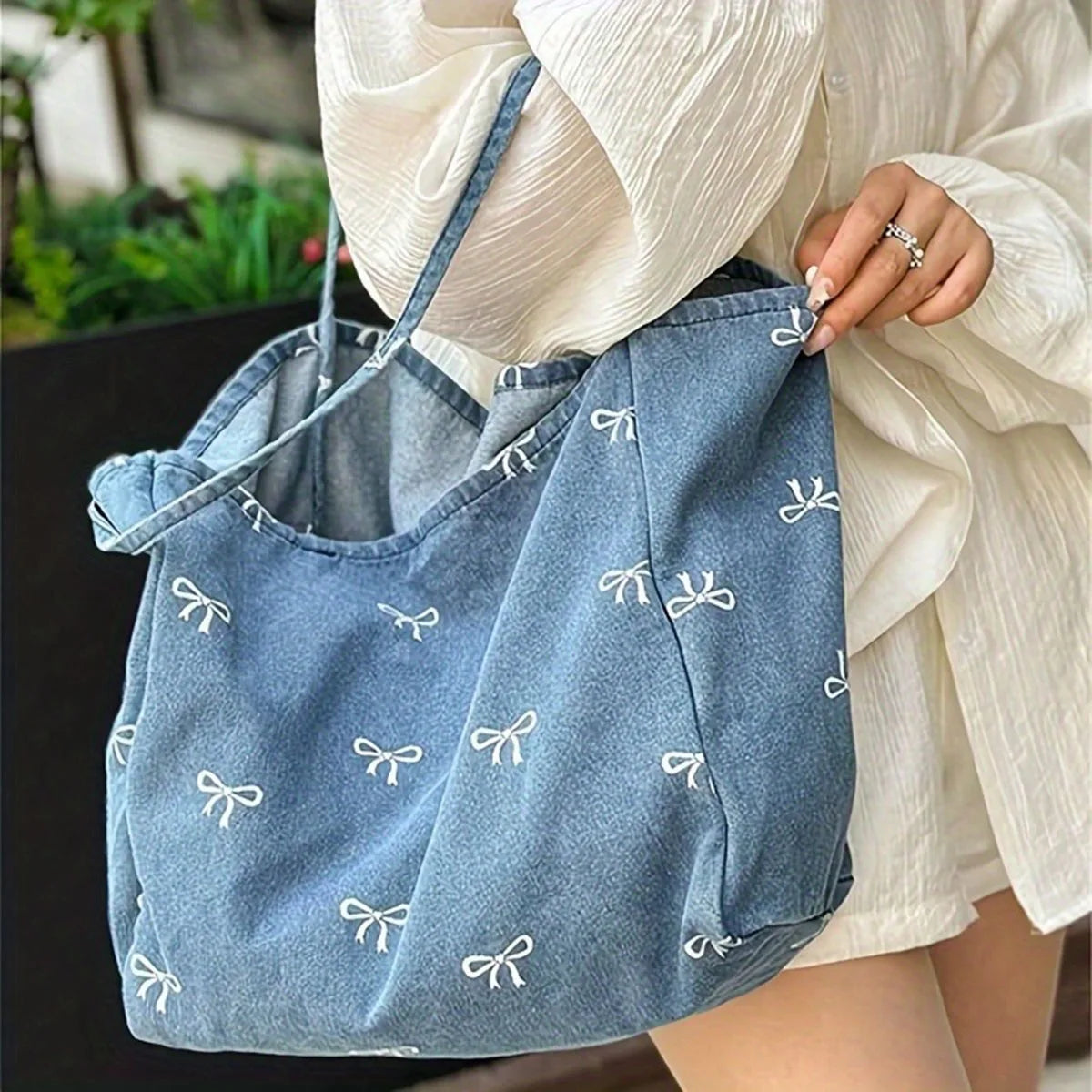 Bolso Tote Vaquero "Coquette Bows": Gran Capacidad y Estilo Casual