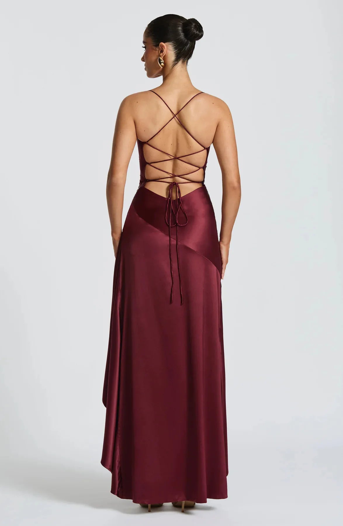 Vestido Asimétrico Efecto Satén con Espalda Descubierta: Elegancia Moderna