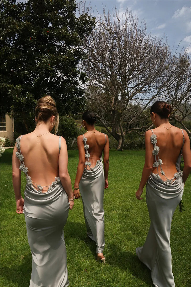 Vestido de Satén con Espalda Descubierta y Detalles Florales: Pura Sofisticación