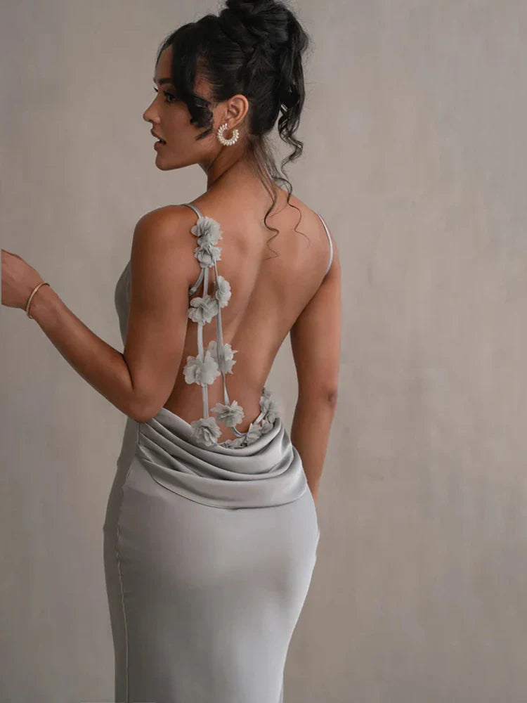 Vestido de Satén con Espalda Descubierta y Detalles Florales: Pura Sofisticación