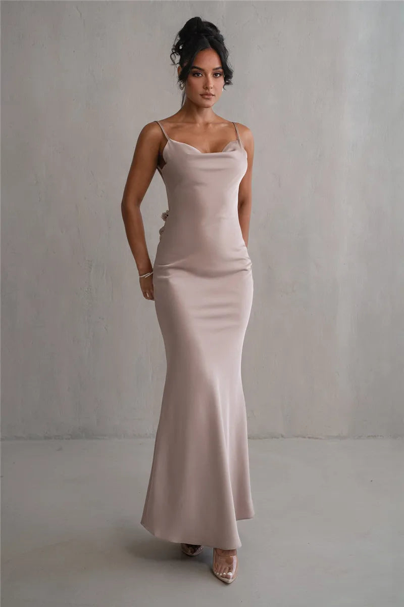 Vestido de Satén con Espalda Descubierta y Detalles Florales: Pura Sofisticación