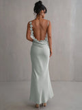 Vestido de Satén con Espalda Descubierta y Detalles Florales: Pura Sofisticación