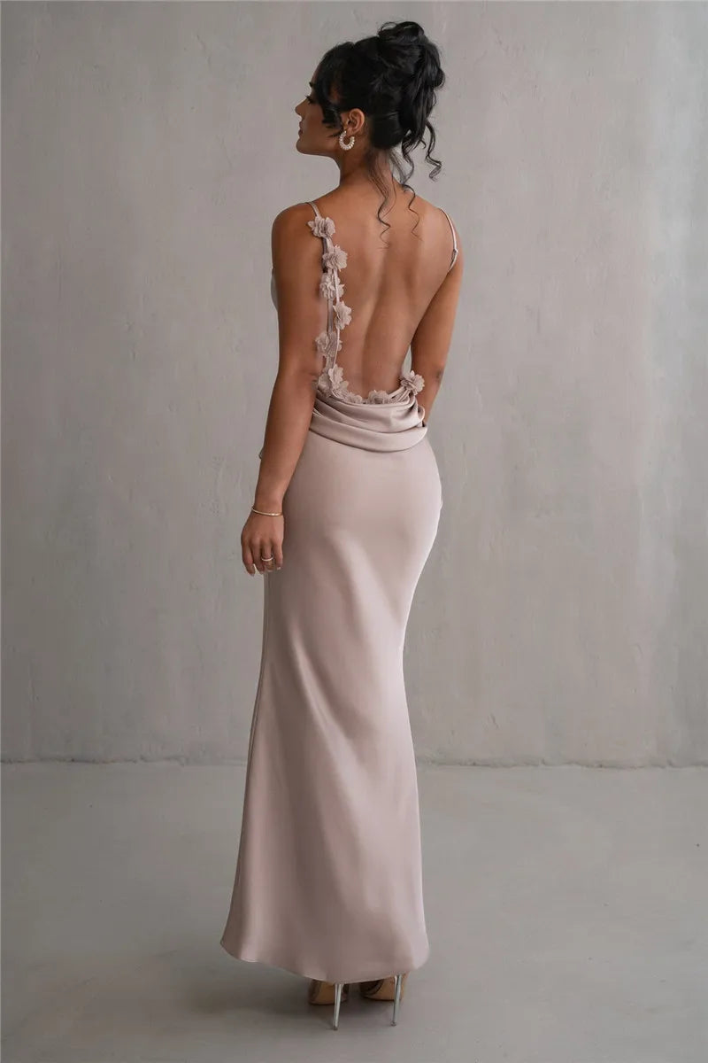 Vestido de Satén con Espalda Descubierta y Detalles Florales: Pura Sofisticación