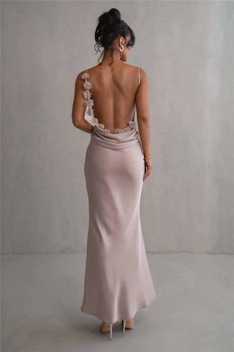 Vestido de Satén con Espalda Descubierta y Detalles Florales: Pura Sofisticación