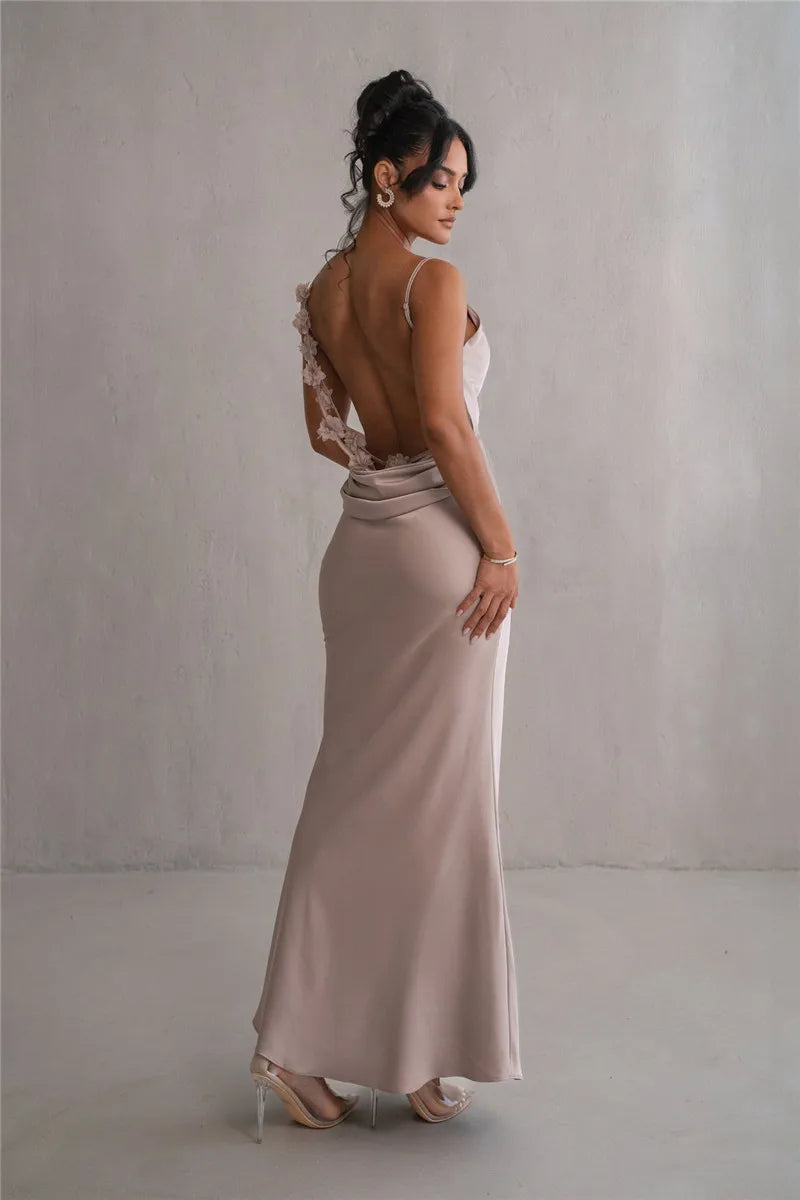 Vestido de Satén con Espalda Descubierta y Detalles Florales: Pura Sofisticación