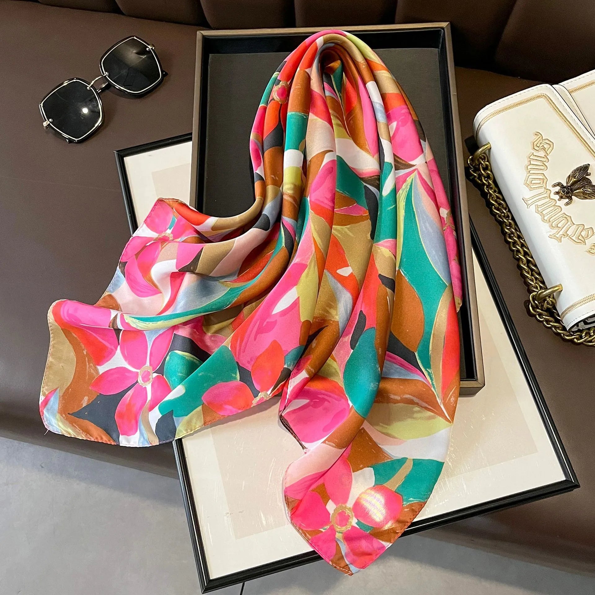 Pañuelo Versátil "Arte Vibrante": El Toque de Color Perfecto