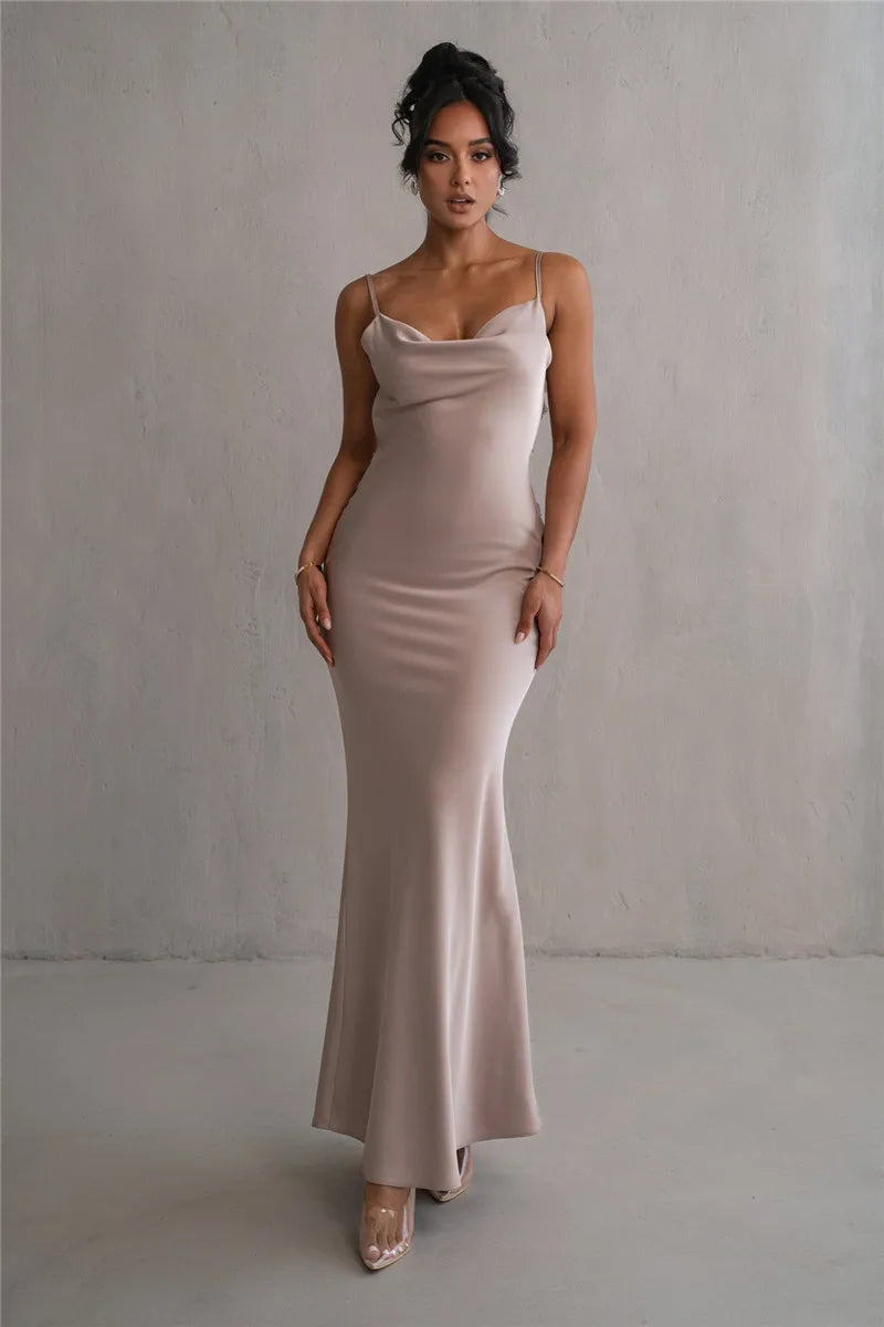 Vestido de Satén con Espalda Descubierta y Detalles Florales: Pura Sofisticación