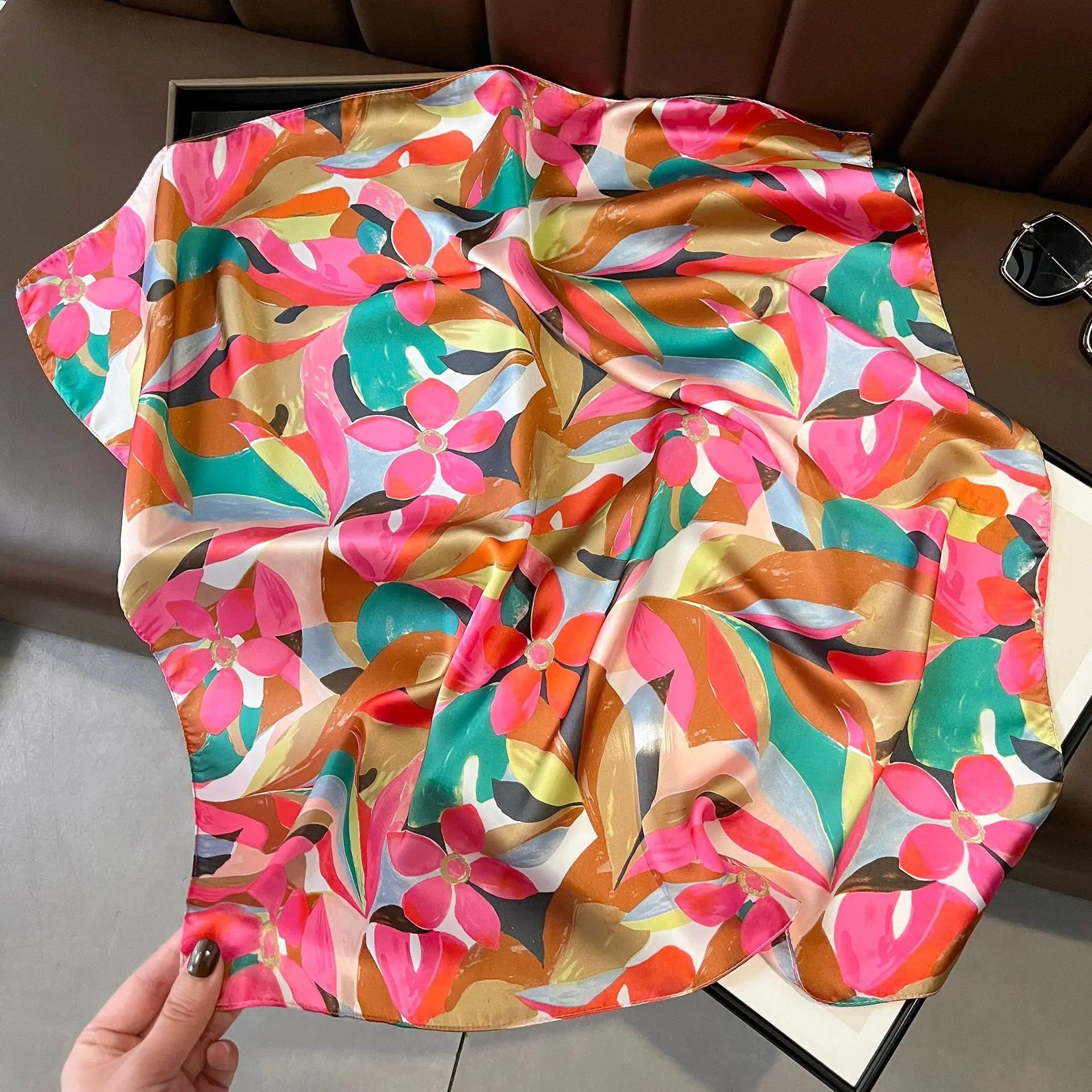 Pañuelo Versátil "Arte Vibrante": El Toque de Color Perfecto