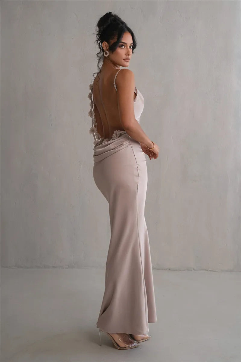 Vestido de Satén con Espalda Descubierta y Detalles Florales: Pura Sofisticación
