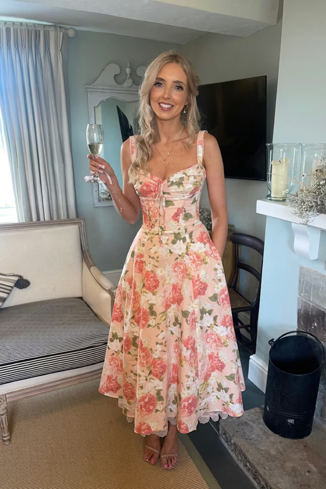 Vestido de Verano Floral con Corsé: Romanticismo y Vuelo de Ensueño
