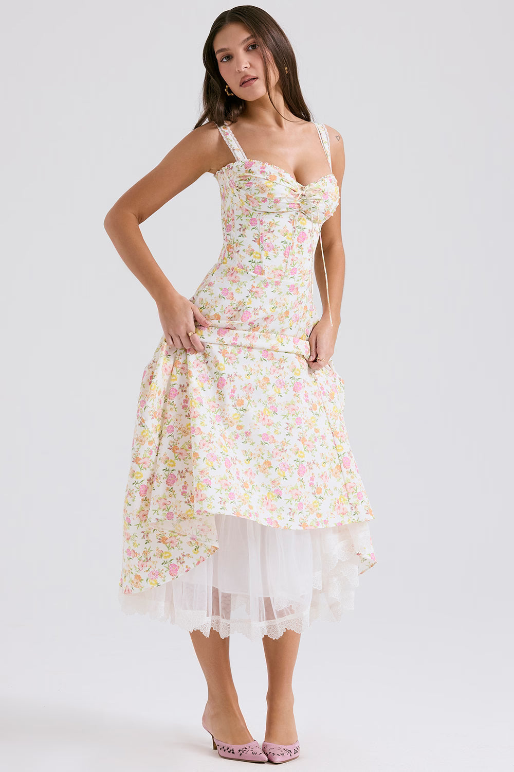 Vestido de Verano Floral con Corsé: Romanticismo y Vuelo de Ensueño