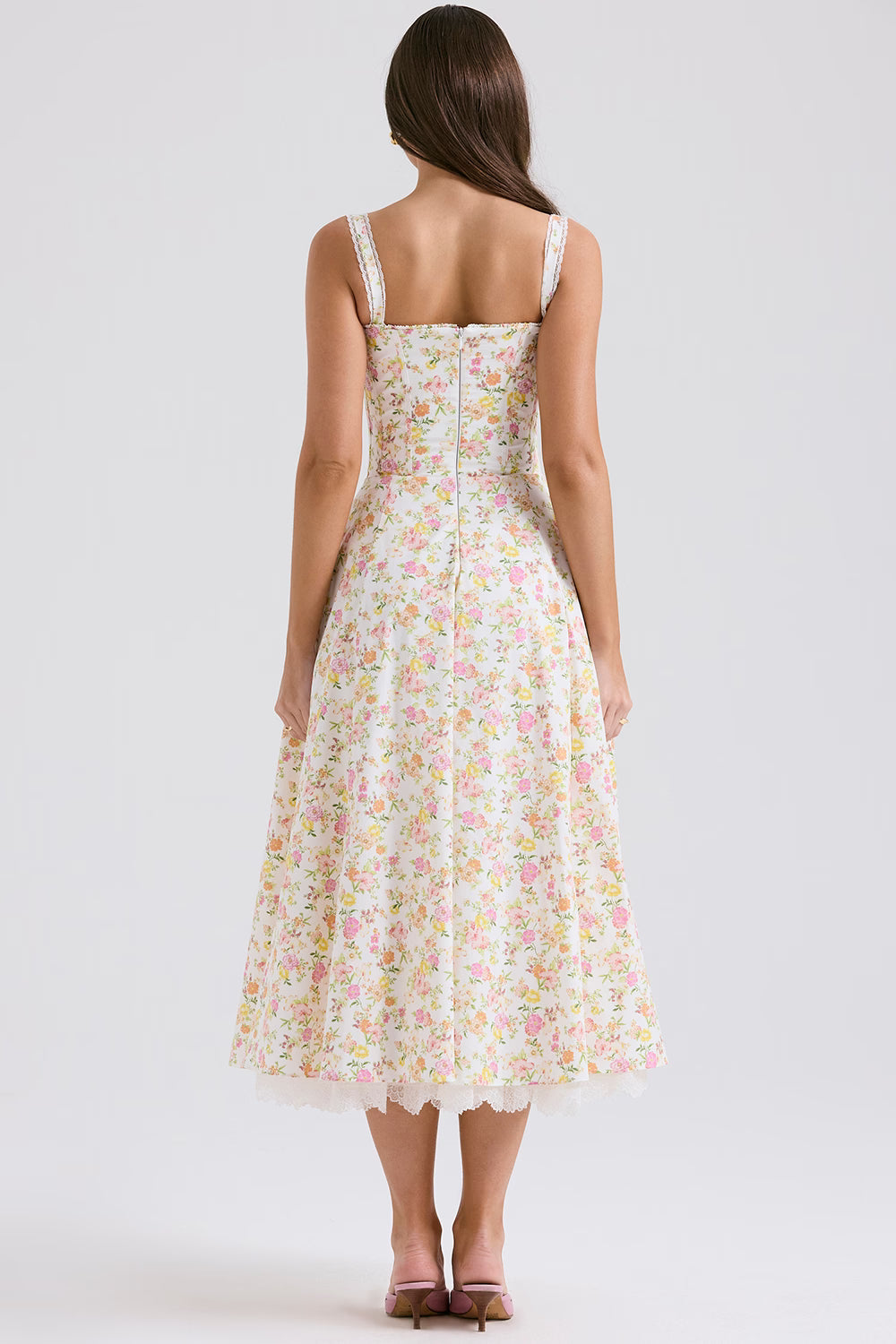 Vestido de Verano Floral con Corsé: Romanticismo y Vuelo de Ensueño