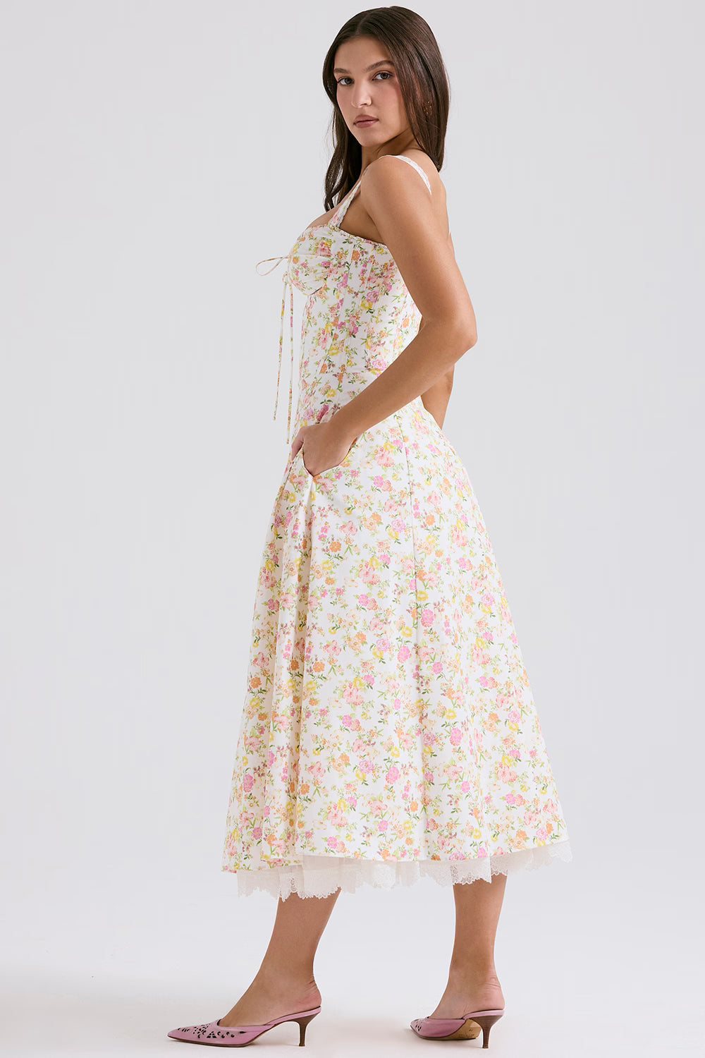 Vestido de Verano Floral con Corsé: Romanticismo y Vuelo de Ensueño