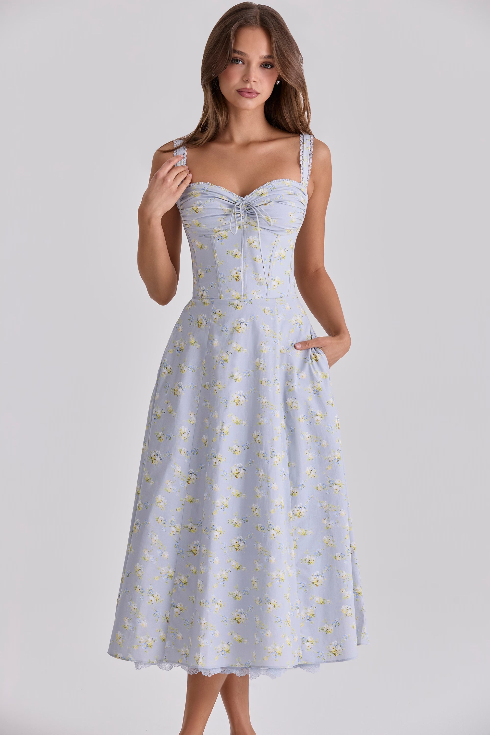 Vestido de Verano Floral con Corsé: Romanticismo y Vuelo de Ensueño
