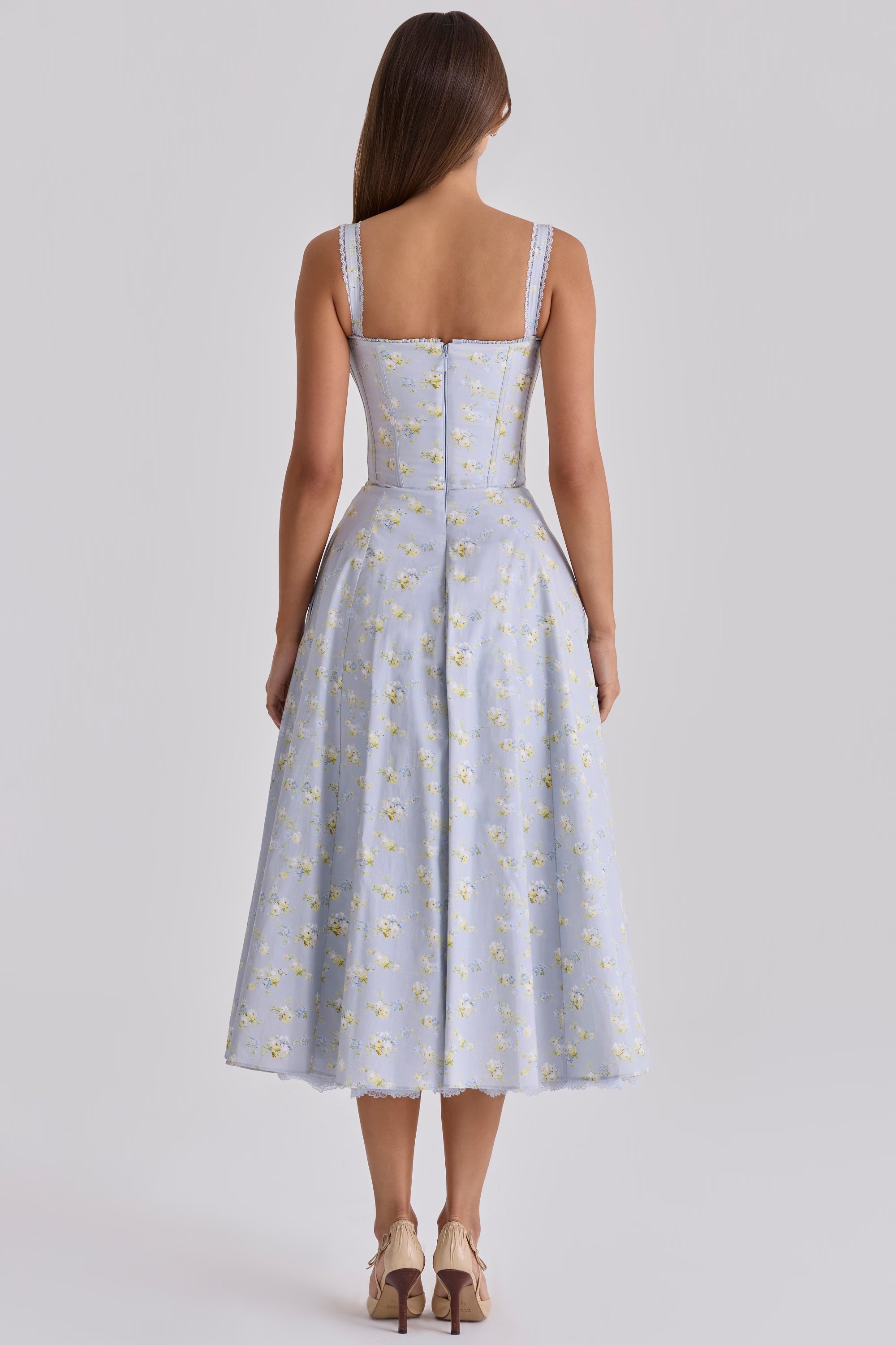 Vestido de Verano Floral con Corsé: Romanticismo y Vuelo de Ensueño