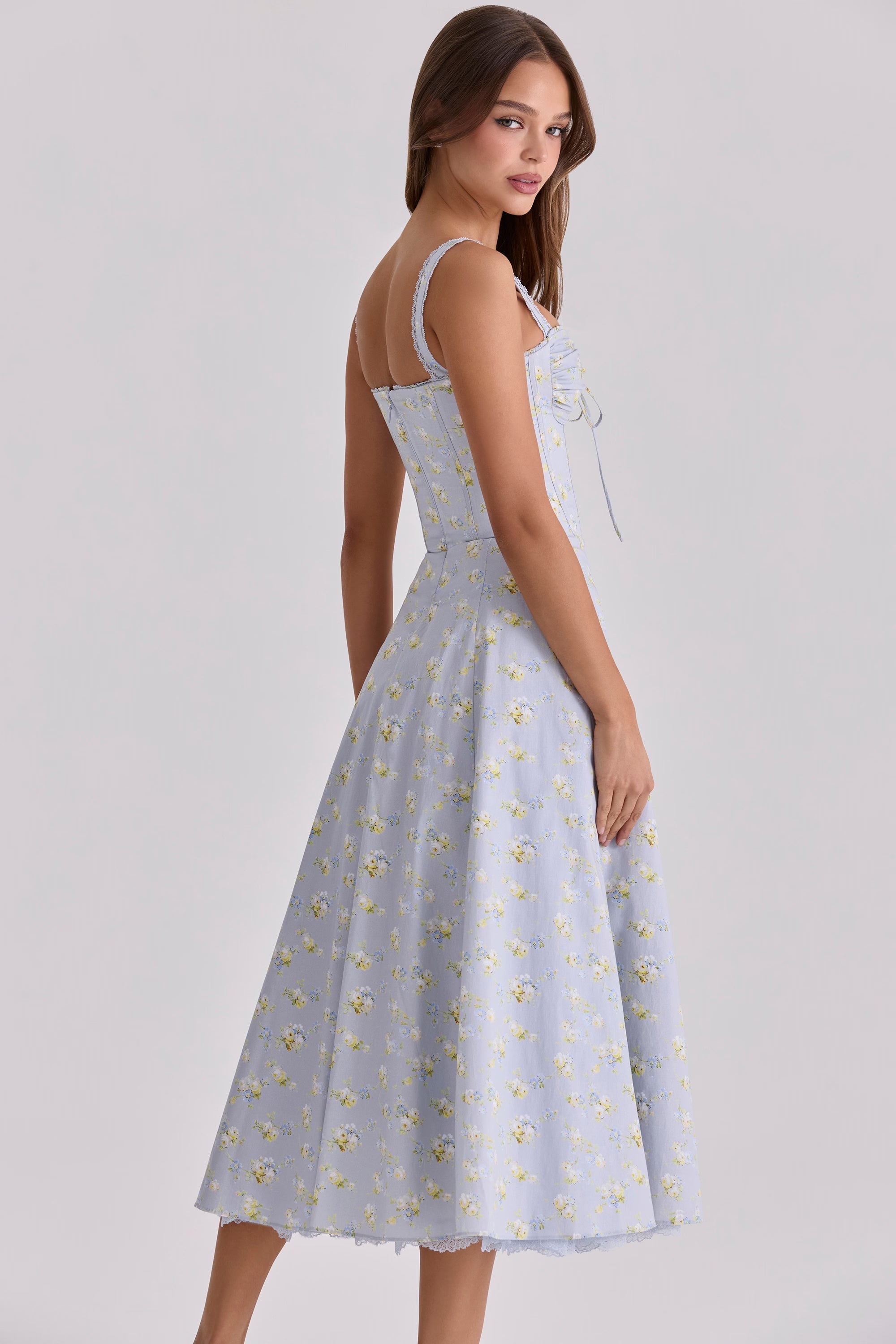 Vestido de Verano Floral con Corsé: Romanticismo y Vuelo de Ensueño