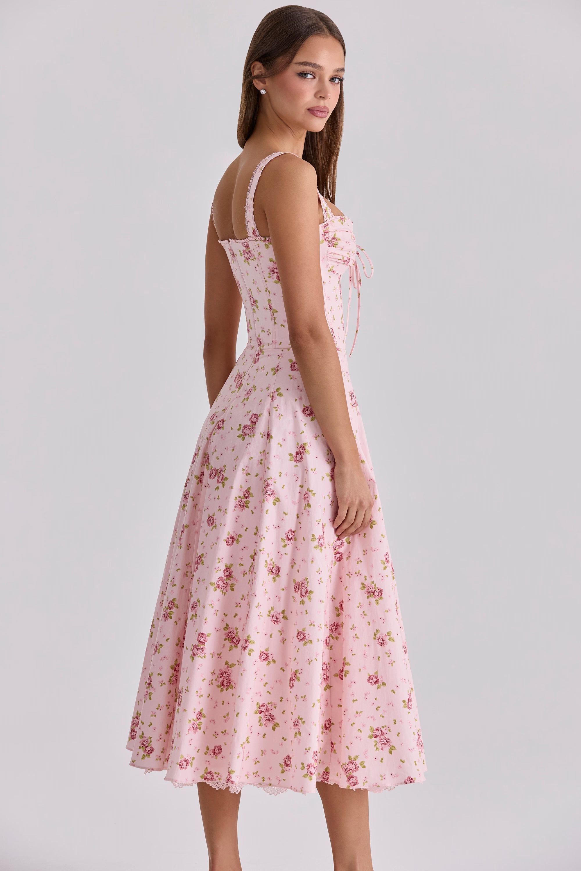 Vestido de Verano Floral con Corsé: Romanticismo y Vuelo de Ensueño